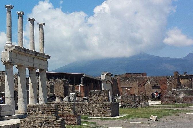 Skip the line Private tour of Pompeii from Sorrento - Pompeii Archaeological Park: the highlight route that keeps you oriented