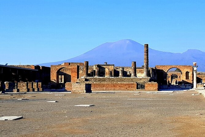 Skip-The-Line Tickets VIP Small Group Tour To Pompei and Vesuvius - Lunch near Pompeii: included, light, and easy to manage