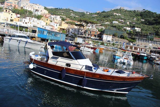 Small-group Positano Capri - Natural Arch and the Faraglioni: short stops built for photos