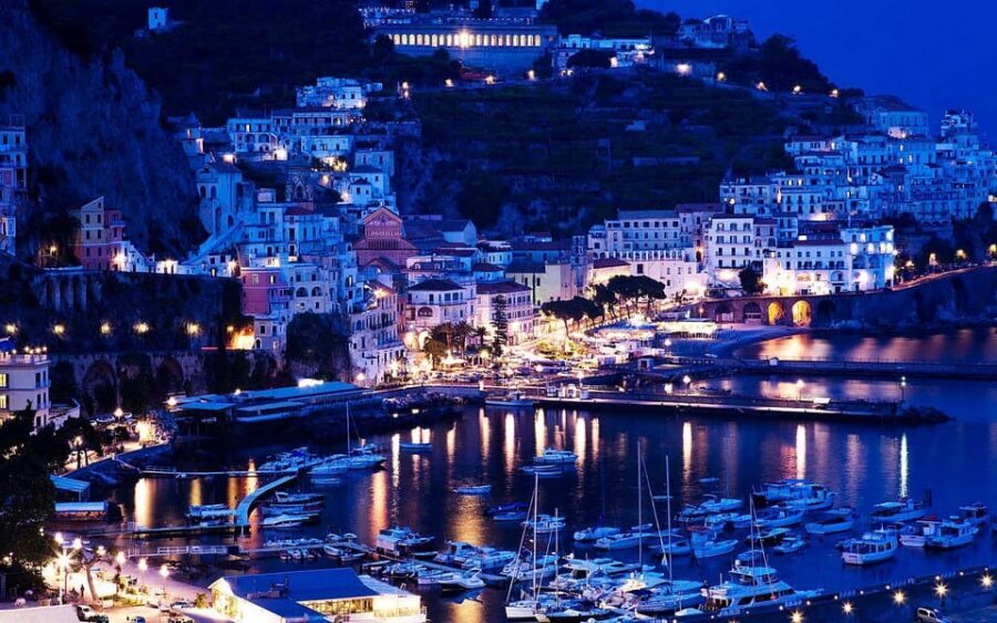Sorrento by night... with a tasty surprise - Sedil Dominova: the town’s “meeting point” story