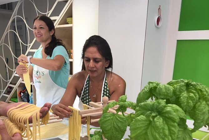 Sorrento Cooking Experience - Terry's kitchen - How the class works in real time: welcome drink, break moments, and step-by-step cooking