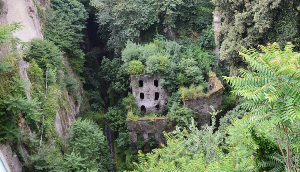 Sorrento: Guided Walking Tour & Limoncello Tasting - Sedil Dominova and Villa Comunale: Seats of Power and Sea Views