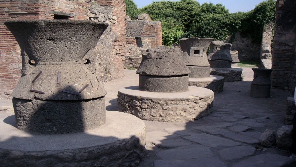 Sorrento: Pompeii & Herculaneum Tour with Skip-the-Line - The meet-up and how to start the day without stress