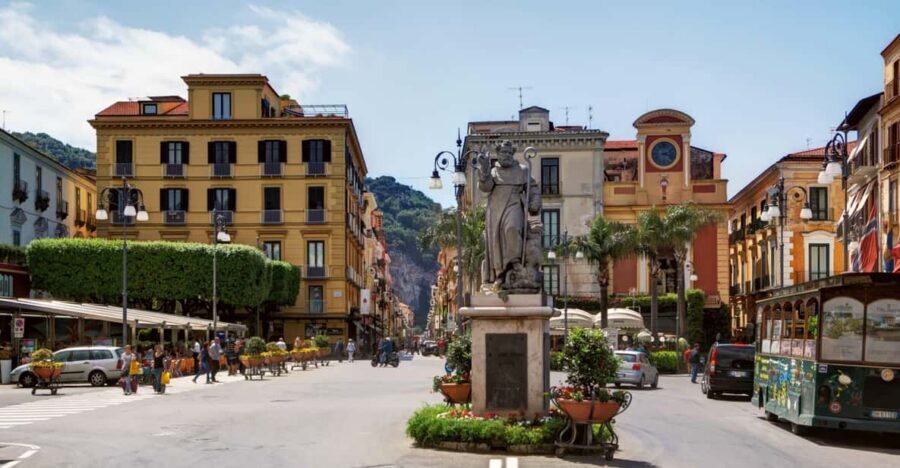 Sorrento through the eyes of a local - Starting at Piazza Tasso and the statue of Torquato Tasso