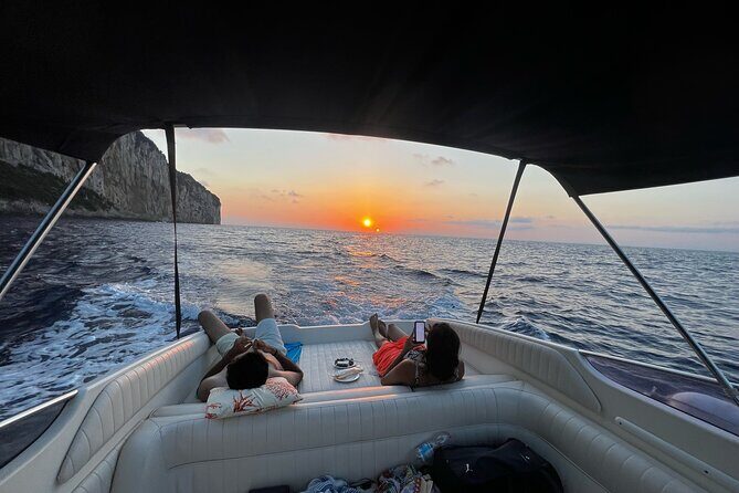 Sunset & Aperitif Boat tour - Your boat and the setup: a Caprese gozo with real comfort