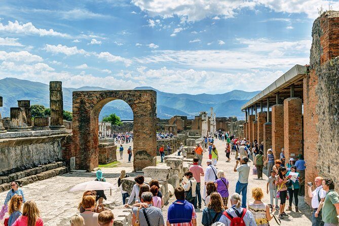 The real life in the old Pompeii tour with Archaelogical Guide All Inclusive - Entering the Archaeological Park Without the Line Headache