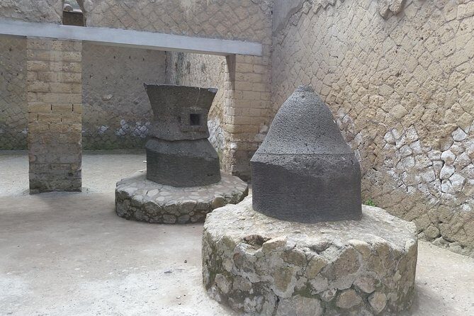 Tour in the ruins of Herculaneum with an archaeologist - Heat strategy at the ruins: why pacing matters more than you think