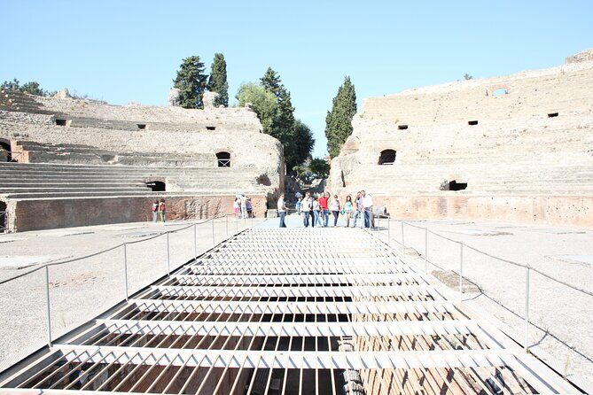 Tour in the ruins of Pozzuoli with an archaeolgist. - Price and value for up to 10 people, plus the €5 entrance tickets