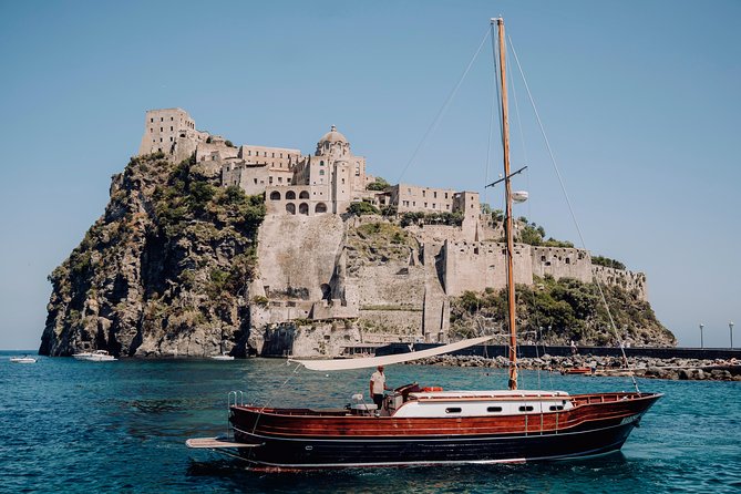 Tour of the island of Procida in a schooner - Why a schooner makes Procida feel real