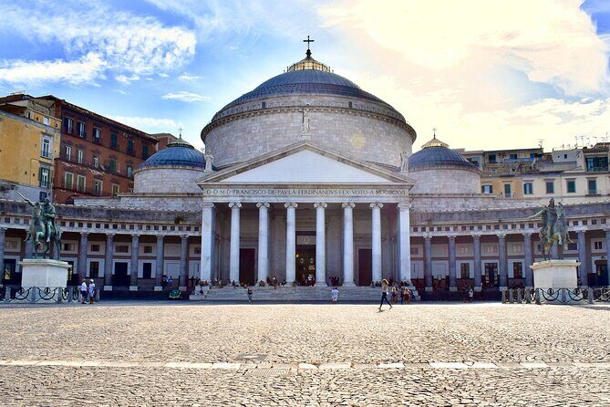 Tour of the Monumental Naples with an art expert - Galleria Umberto I and the New Castle: elegant city geometry