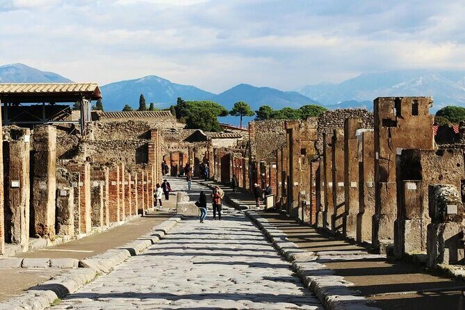 Transfer from Naples to Positano/Sorrento via Pompeii or vice versa - Driver Commentary on the Road: More Than Just a Ride