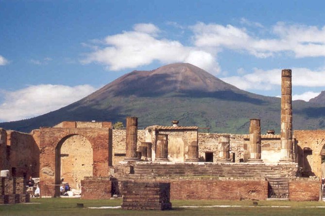 Transfer from Pompeii to Naples or viceversa - The 40-minute ride: comfort, Wi‑Fi, and Mt. Vesuvius vibes