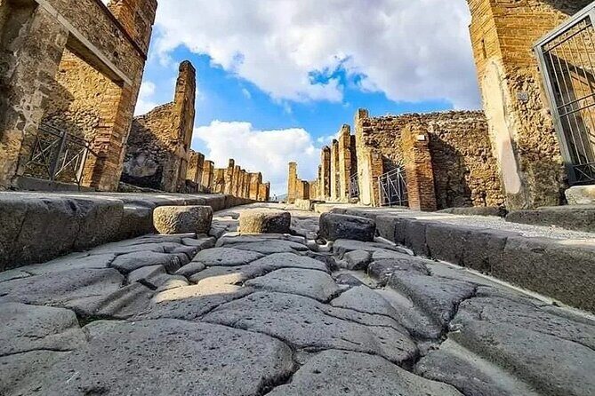 Transfer Naples airport/station to Sorrento with stop in Pompeii - Key highlights