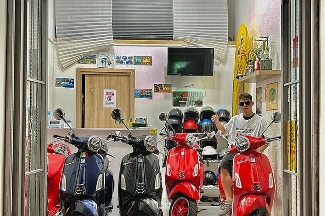Vespa Naples rental - What you get in the rental: helmets, phoneholder, locks, and basic insurance