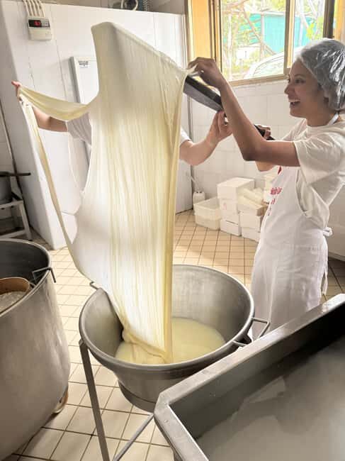 Vico Equense: Tour in the dairy "Mozzarella Experience" - The tasting setup: Sorrento pergola, IGP lemon, wine, and limoncello